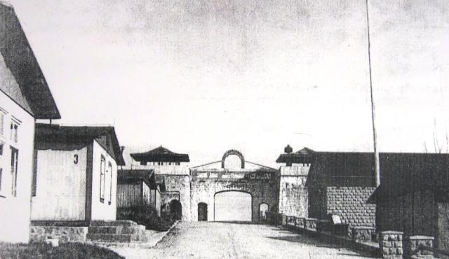 Campo di “terzo grado” secondo la classificazione fatta da R. Heydrich (der Henker – il boia) capo della Polizia e del servizio di sicurezza il 2 gennaio 1941 destinato ai pregiudicati, agli asociali, ai prigionieri arrestati in detenzione protettiva e quindi non rieducabili. 