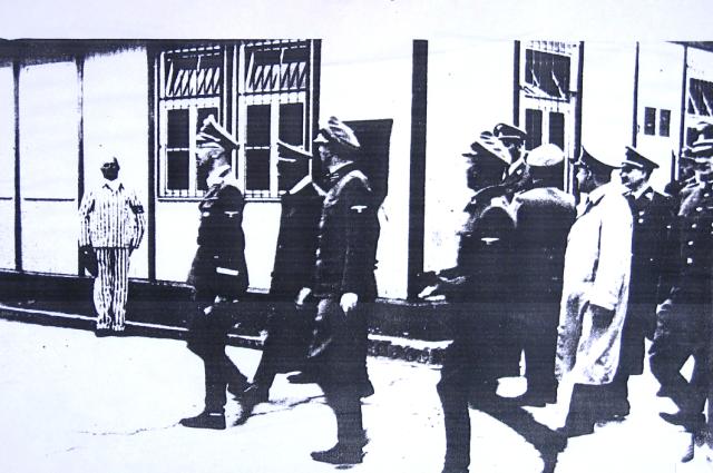 Altra fotografia di una visita al campo di Himmler, il responsabile di milioni di delitti perpetrati dalle sue SS nei campi di concentramento, accompagnato dal fedele Kaltenbrunner.