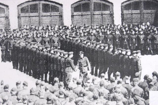 Il cortile dei garages delle SS ove il Col. Ziereis adunava le sue SS per premiare quelle che si erano particolarmente distinte per ferocia e brutalità mentre puniva quelle che si erano dimostrate non sufficientemente feroci.