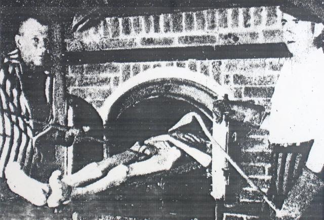 Dimostrazione della tecnica usata per infornare i cadaveri