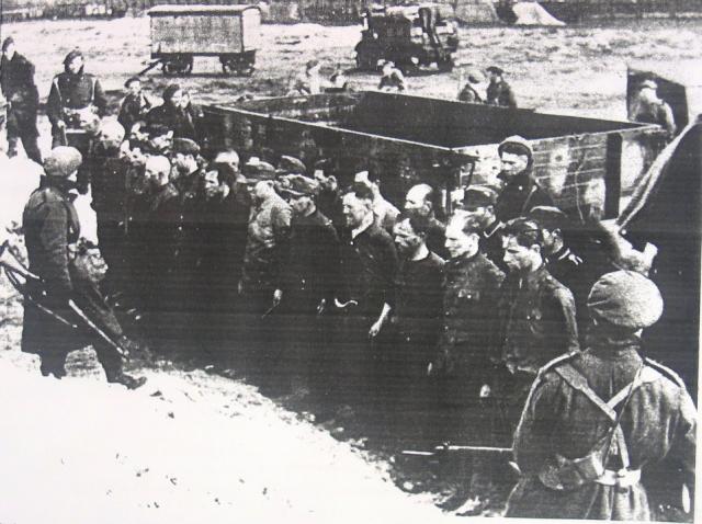 Cattura da parte delle truppe inglesi degli aguzzini del campo.