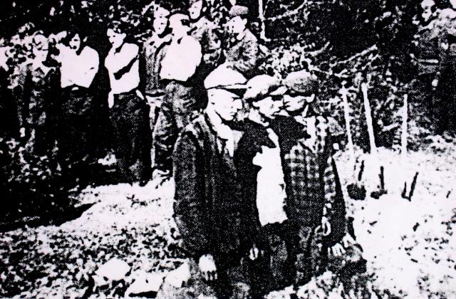 Foto di SS che uccidono civili lituani con relativi spettatori.