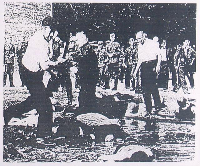 Massacri dei garages”, in Lituania a Kaunas, mentre i Lituani massacrano gli Ebrei, le SS assistono compiaciute. 