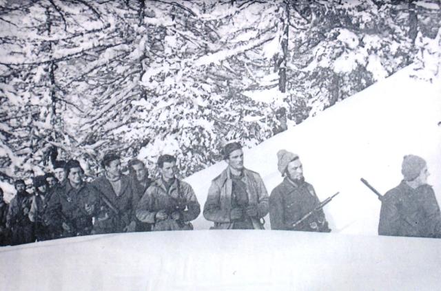 Uomini della banda Toye in salita verso il Colle della Russa